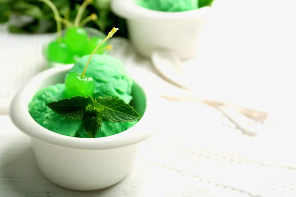 Gelato alla menta fatto in casa su sfondo di legno chiaro — Foto Stock