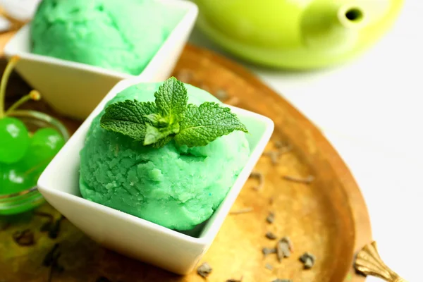 Zelfgemaakte groene thee consumptie-ijs op lichte houten achtergrond — Stockfoto