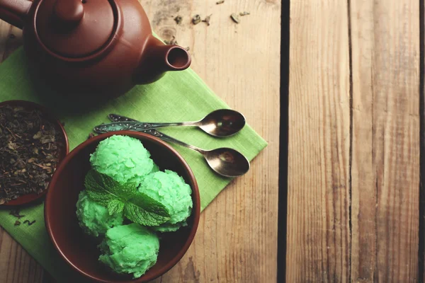 Es krim teh hijau buatan sendiri dengan latar belakang kayu gelap — Stok Foto