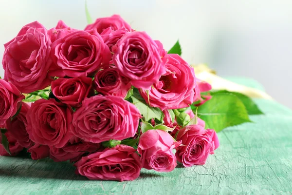 Hermosas rosas sobre fondo brillante — Foto de Stock