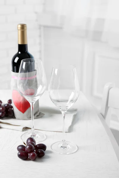 Hermosa naturaleza muerta con vino y uva en la mesa — Foto de Stock