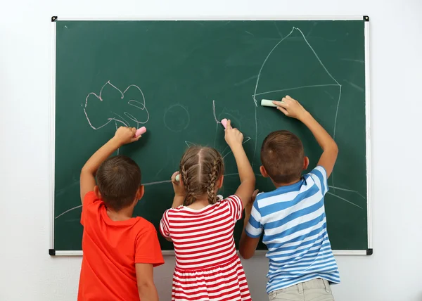 学校で黒板を描く子どもたち — ストック写真