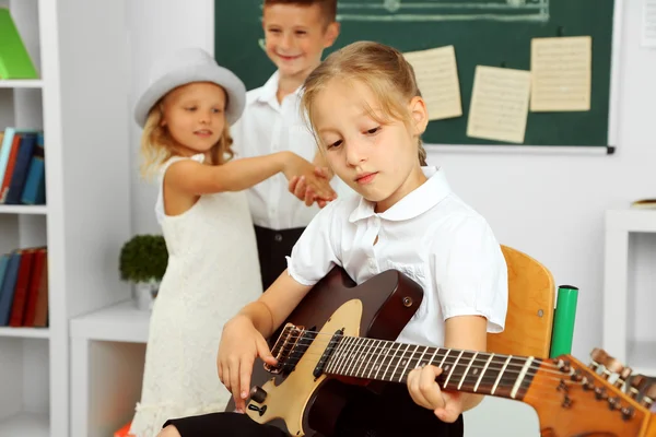 Pupilas bonitos ter aula de música — Fotografia de Stock