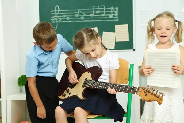 Mignonnes élèves ayant des leçons de musique — Photo