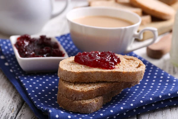 Tostadas frescas con mermelada y taza de café en la mesa de cerca — Foto de Stock