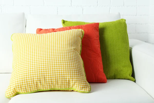 Kleurrijke kussens op sofa, close-up — Stockfoto
