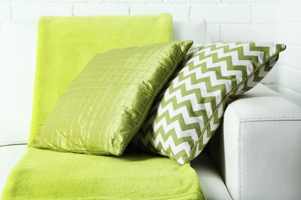 Almohadas de colores en el sofá, primer plano — Foto de Stock