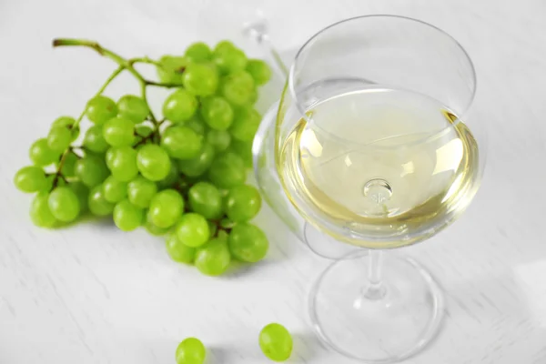 Stilleben av vin och bröd på ljus bakgrund — Stockfoto