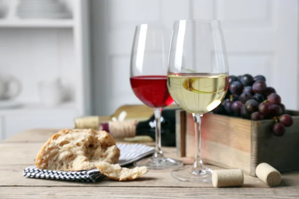 Stilleven van wijn en brood op lichte achtergrond — Stockfoto