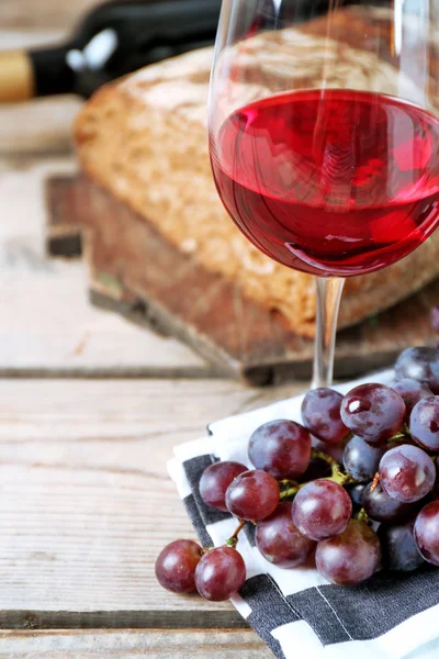 Natura morta di vino e pane su sfondo rustico in legno — Foto Stock