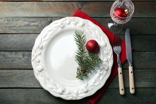 Piring kosong, sendok garpu, serbet dan kaca dengan latar belakang kayu pedesaan. Konsep pengaturan tabel Natal — Stok Foto