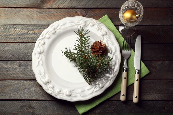 Placa vacía, cubiertos, servilleta y vidrio sobre fondo rústico de madera. Navidad mesa ajuste concepto — Foto de Stock