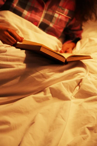 Woman reading book — Stock Photo, Image