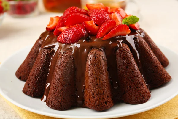 Savoureux muffin au chocolat avec glaçure et baies sur la table close up — Photo