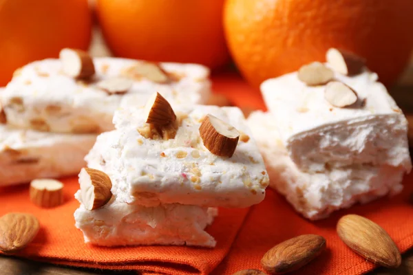 Torrone dolce con mandorle e arance in tavola da vicino — Foto Stock