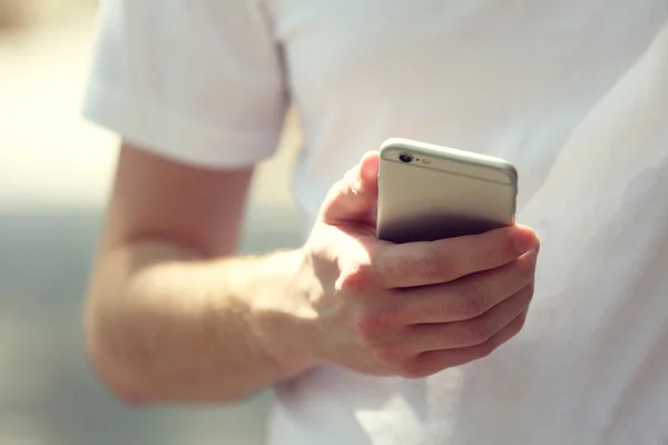 Mann hält Smartphone in der Hand — Stockfoto