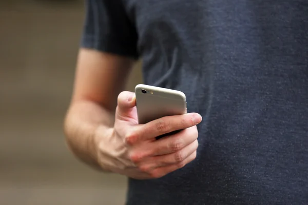 Mann hält Smartphone in der Hand — Stockfoto