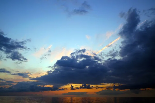 Hermosa vista del cielo nublado puesta de sol — Foto de Stock