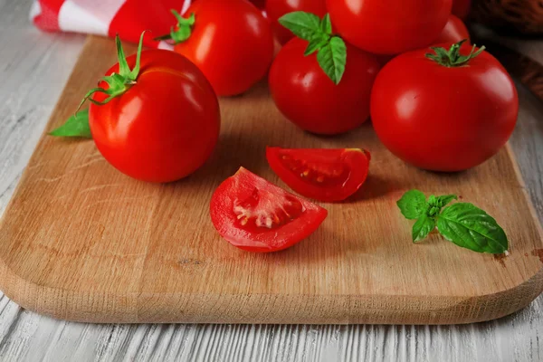 Whole and sliced red tomatoes — Stock Photo, Image