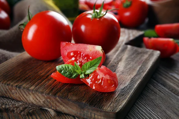 Red tomatoes on cutting board — Stock Photo, Image