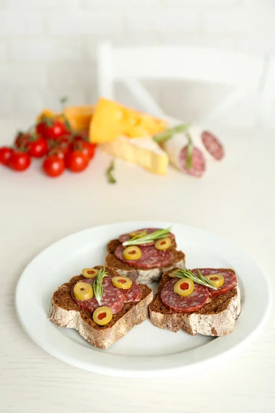 Leckere Sandwiches auf dem Teller — Stockfoto