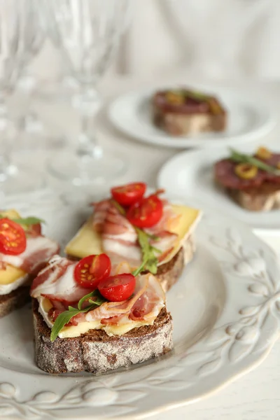 Leckere Sandwiches auf dem Teller — Stockfoto