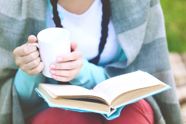 Jonge vrouw met boek — Stockfoto