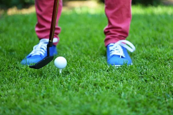 Golferin auf Golfplatz — Stockfoto