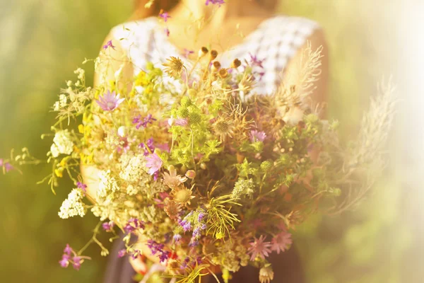 花束を持つ女性の手 — ストック写真