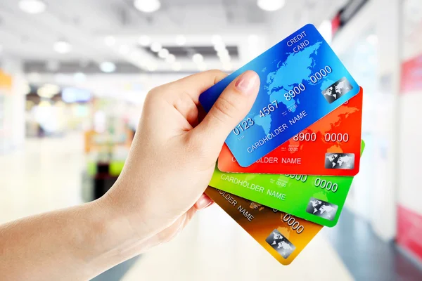 Hand som håller kreditkort — Stockfoto