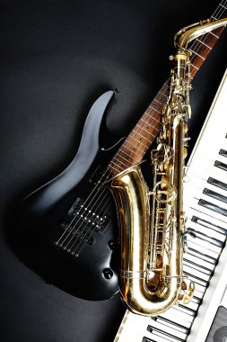 Koyu arka plan üzerinde müzik aletleri