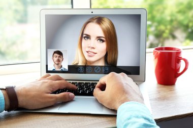 Genç çift birbirinizle online video sohbet etmek yolu ile konuşmak