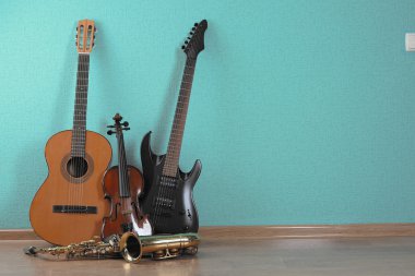 Turkuaz arka planda müzik aletleri