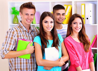 Mutlu genç öğrenci grubu