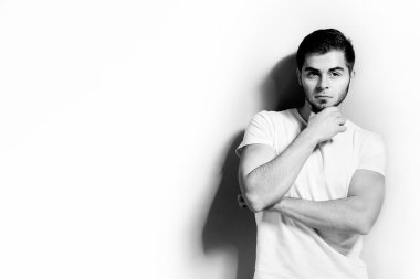 Genç adam portresi. Siyah ve beyaz fotoğraf
