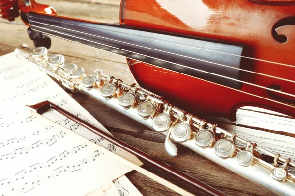 Flauta y violín con notas musicales —  Fotos de Stock