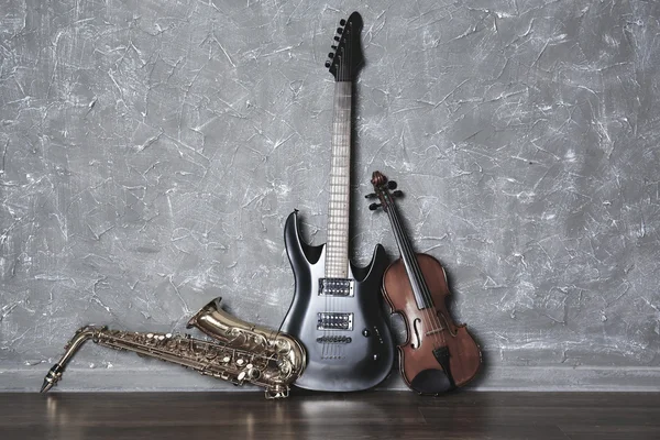 Elektrische gitaar, saxofoon, viool — Stockfoto