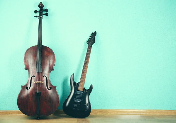 Instrumentos musicais sobre fundo turquesa — Fotografia de Stock