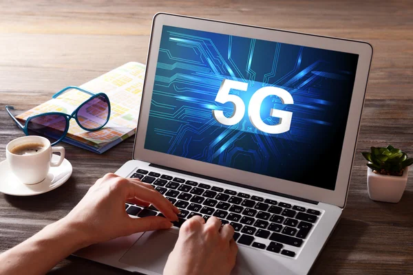 İş kadını 5 g yüksek hızlı ağ üzerinde dizüstü bilgisayar kullanmak — Stok fotoğraf