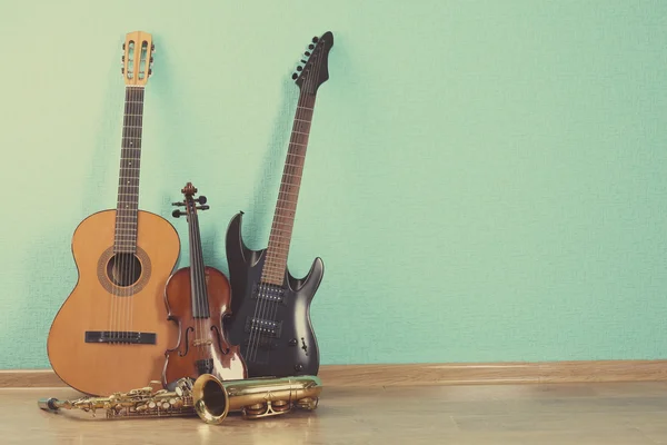 Instrumentos musicais sobre fundo papel de parede turquesa — Fotografia de Stock