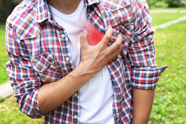 Człowiek o ból w klatce piersiowej — Zdjęcie stockowe