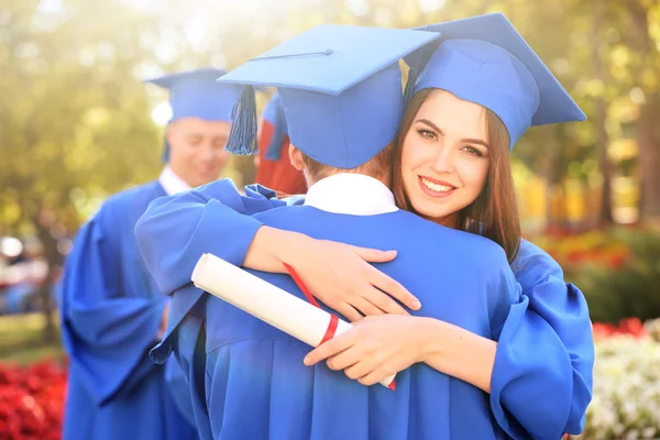 Estudiantes Graduados Sombreros Batas Graduación Aire Libre — Foto de Stock