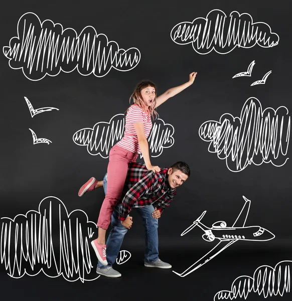 Rolig ungt par flyger i himlen, på svart bakgrund — Stockfoto