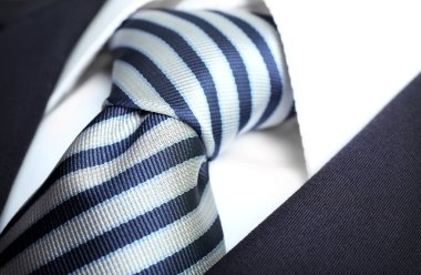 Erkek ceket gömlek ve kravat ile yakın çekim