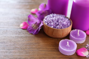 Kaplıca tedavisi ahşap masa üzerinde güzel kompozisyon