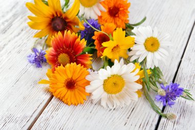 Ahşap masa, closeup üzerinde parlak kır çiçekleri