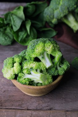 Ispanaklı kase ahşap masa üzerinde taze brokoli yakın çekim