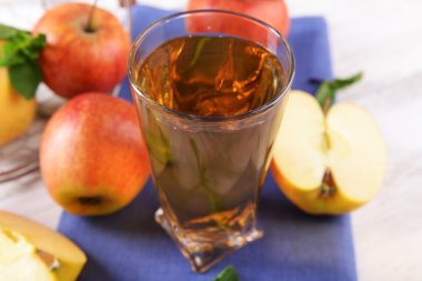 Bardak elma suyu meyve ve tablo taze nane ile yakın çekim