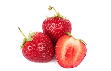 Beyaz üzerine izole edilmiş taze çilekler.