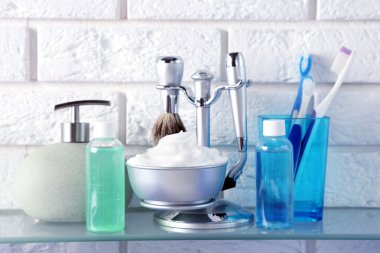 erkek lüks tıraş takımı raf, tuğla duvar zemin üzerine